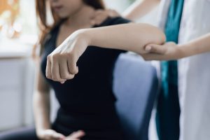 Физиотерапия при болки в ръката – кога помага и защо не бива да отлагате лечението